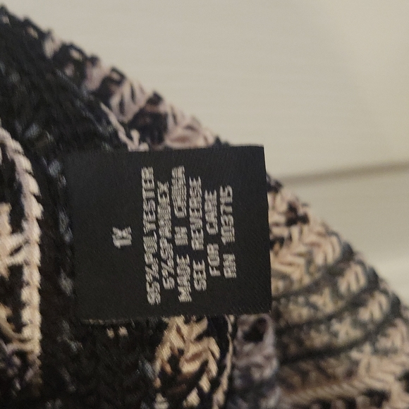 Crocheted Pattern Top - Picture 6 of 7